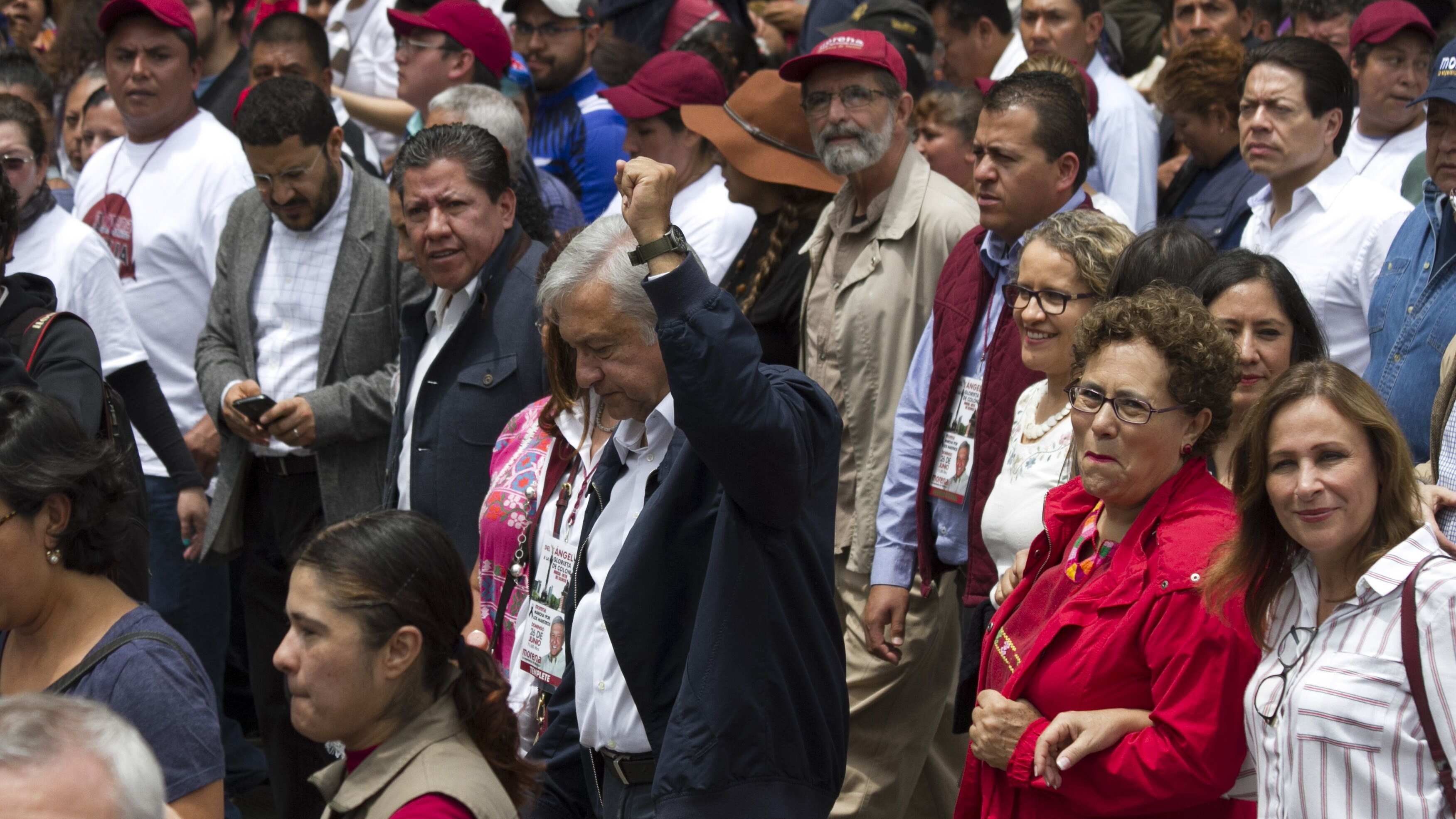 CIUDAD DE MÉXICO, 26JUNIO2016.- El líder nacional de Morena, Andrés Manuel López Obrador, encabezó una marcha silenciosa del Ángel de la Independencia a la Glorieta de Colón, para repudiar los hechos violentos de Nochixtlán, Oaxaca, en donde murieron nueve personas, durante un desalojo por parte de policías federales, además de reiterar el apoyo de su movimiento en favor de la causa magisterial que busca abrogar la Reforma Educativa. En la imagen Jesusa Rodríguez. 
FOTO: MOISÉS PABLO /CUARTOSCURO.COM