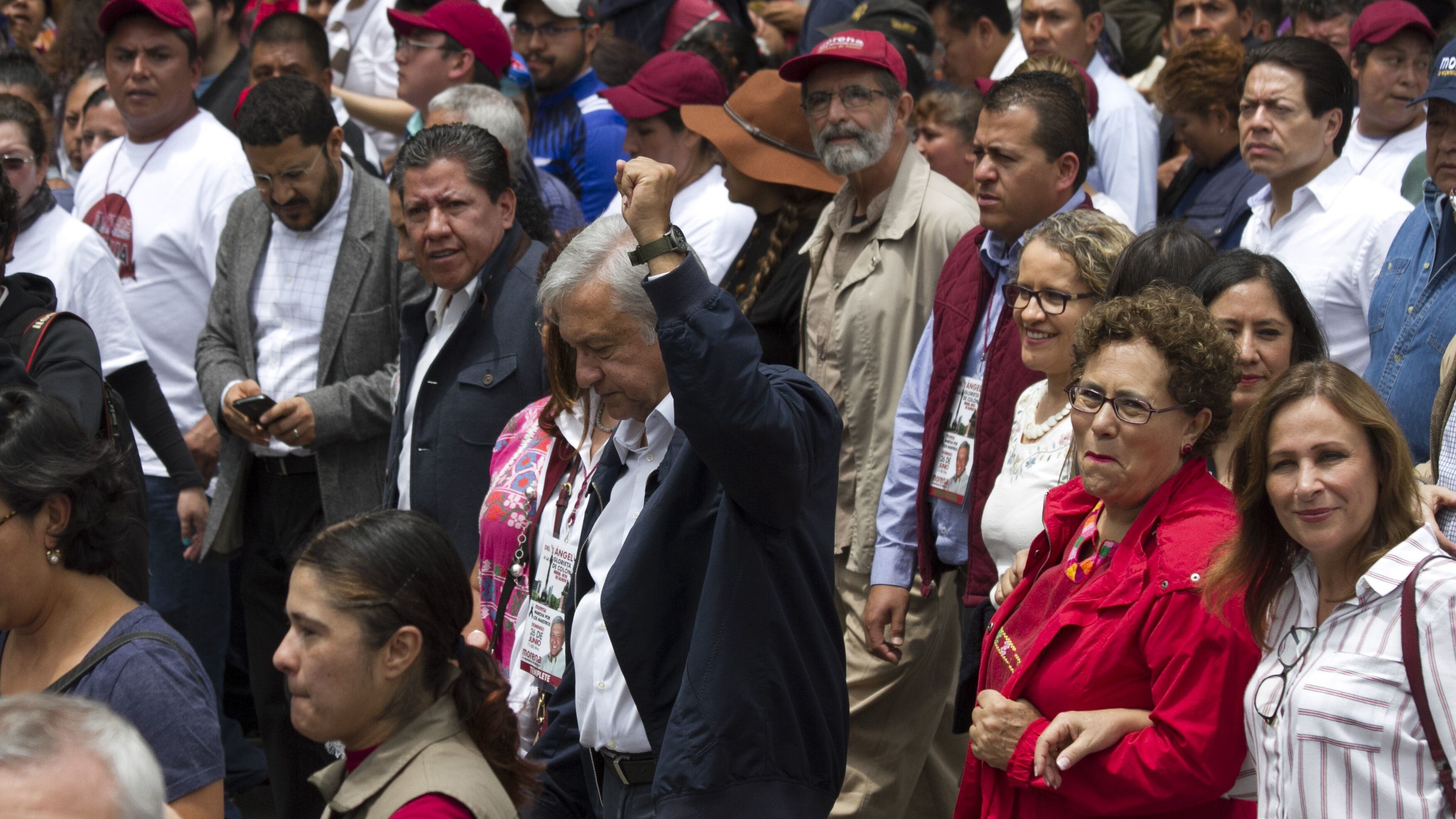 CIUDAD DE MÉXICO, 26JUNIO2016.- El líder nacional de Morena, Andrés Manuel López Obrador, encabezó una marcha silenciosa del Ángel de la Independencia a la Glorieta de Colón, para repudiar los hechos violentos de Nochixtlán, Oaxaca, en donde murieron nueve personas, durante un desalojo por parte de policías federales, además de reiterar el apoyo de su movimiento en favor de la causa magisterial que busca abrogar la Reforma Educativa. En la imagen Jesusa Rodríguez.
FOTO: MOISÉS PABLO /CUARTOSCURO.COM