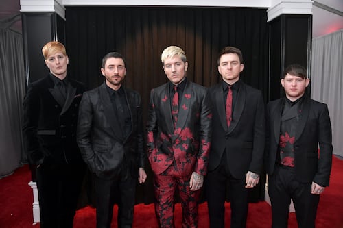 Vocalista de Bring Me The Horizon sufre conmoción cerebral tras recibir un golpe durante su concierto