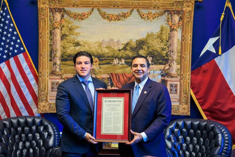 El mandatario estatal recibió un reconocimiento por parte del congresista Henry Cuellar en la Casa de los Representantes, por el fortalecimiento de las relaciones de Nuevo León y Laredo.