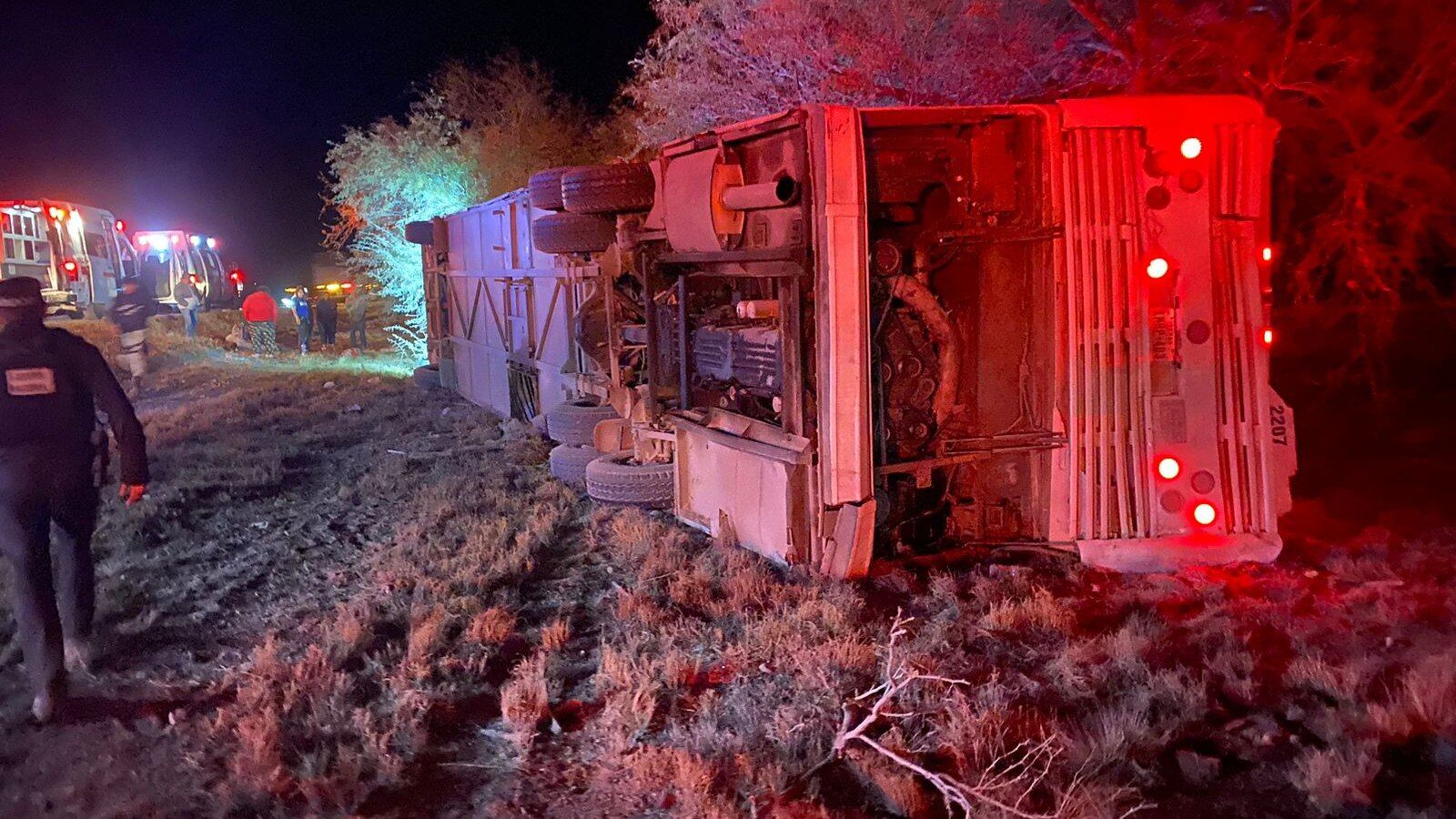 Volcadura de autobús deja 6 muertos y 6 heridos.