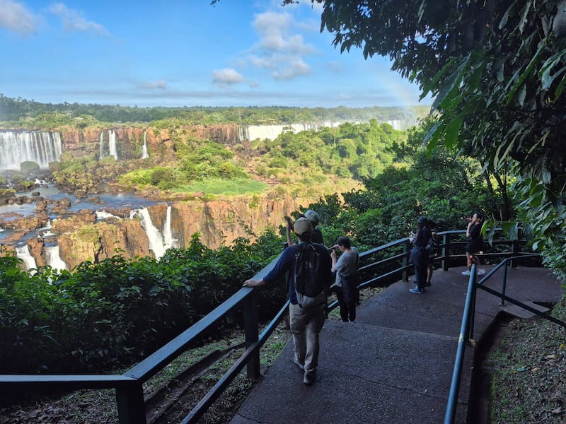 Te contamos cómo llegar a las Cataratas de Iguazú y cuáles son las experiencias imperdibles para aprovechar al máximo una escapada corta llena de naturaleza y emoción