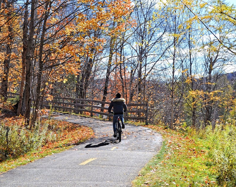 Con más de tres millones de visitantes anuales, Mont Tremblant ofrece esquí, gastronomía, festivales y paisajes de película en cada estación