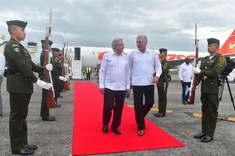 AMLO de la la bienvenida al presidente de Cuba, Miguel Díaz-Canel.