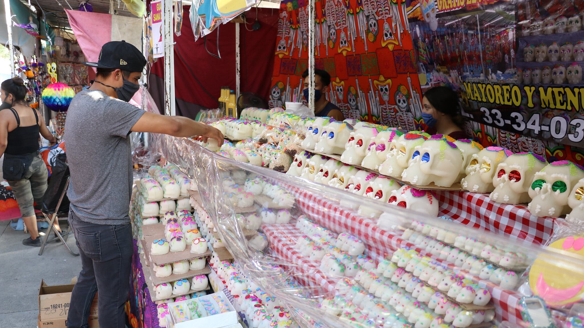La Feria del Cartón es de las pocas sobrevivientes donde se comercializan productos típicos 100% mexicanos.