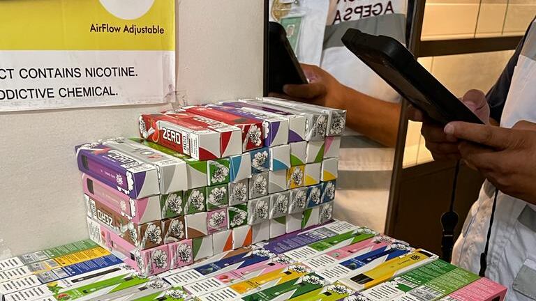 Aseguramiento de vapeadores en la Ciudad de México por parte de la Agepsa. Foto: Sedesa