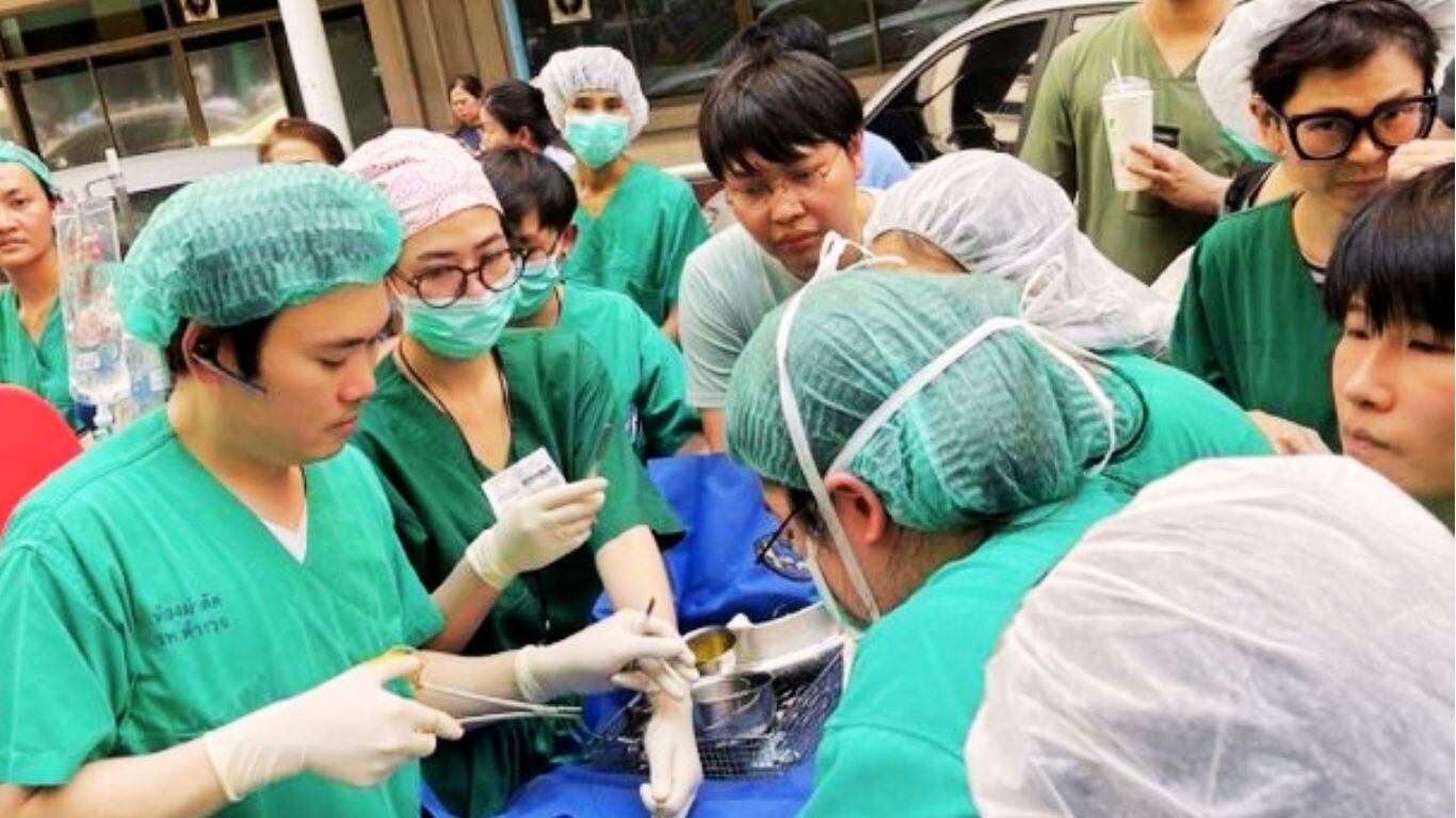 Medicos en Tailandia operan en la calle tras terremoto