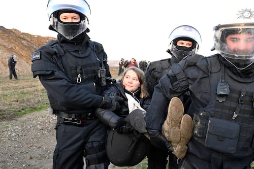 Detienen a Greta Thunberg durante una protesta contra la mina del carbón en Alemania