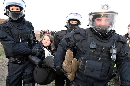 Detienen a Greta Thunberg durante una protesta contra la mina del carbón en Alemania