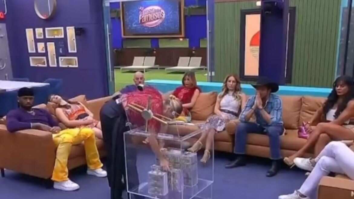 Itatí Cantoral entró la noche del jueves, a la casa estudio con el premio del tercer lugar.