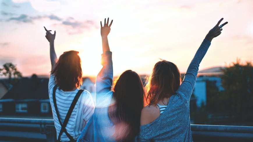 Esta forma de intro de videos para TikTok te permitirá agregar fotografías y clips de manera que se entremezclen con transiciones.