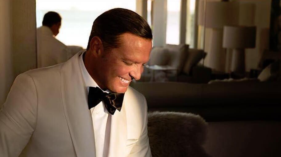 El cantante fue captado en aeropuerto de España.