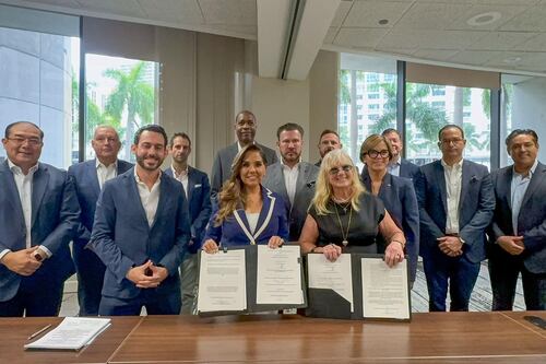 Mara Lezama, firma histórico fondo para turismo de cruceros en Cozumel y Mahahual