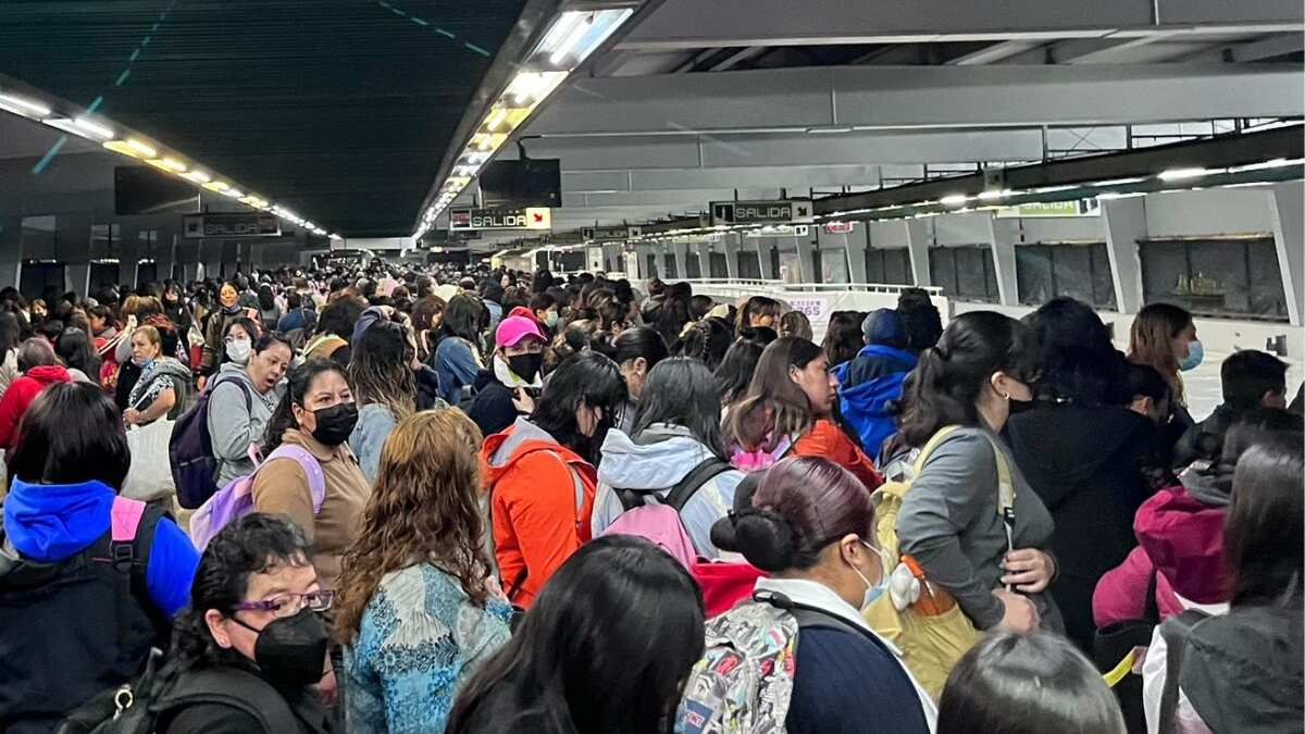 Avance lento y andenes aglomerados de Indios Verdes a Universidad.