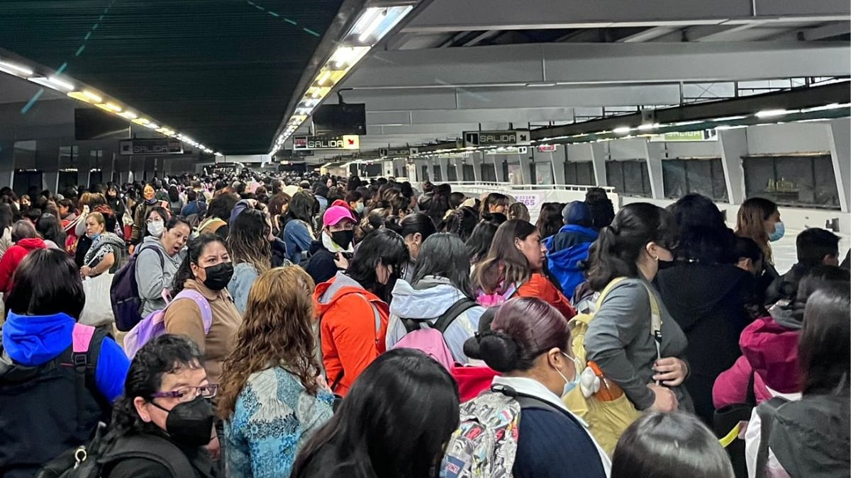 Avance lento y andenes aglomerados de Indios Verdes a Universidad.