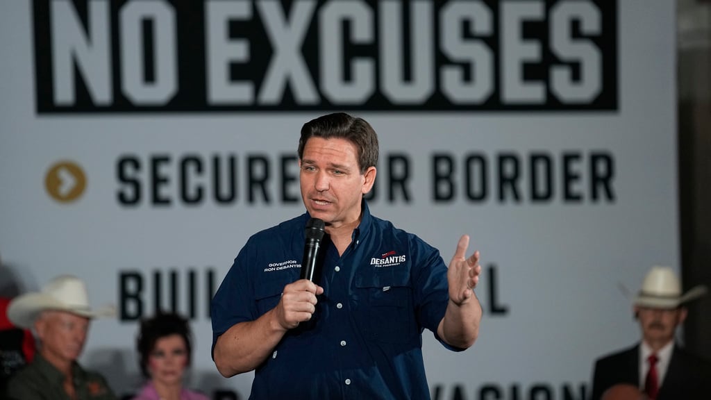 El precandidato presidencial republicano, el gobernador de Florida, Ron DeSantis, conversa durante una sesión pública en Eagle Pass, Texas (AP).