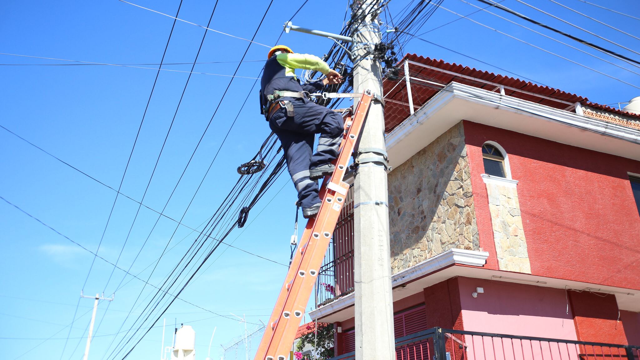 Las reformas a la Ley de Ingresos de Guadalajara de 2023 establece multas cuantiosas a las empresas que se desentiendan de sus cables.