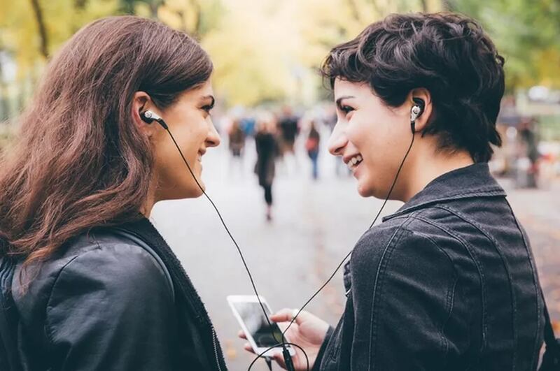 O poder da música no estímulo do prazer cerebral que se compara a comida e sexo