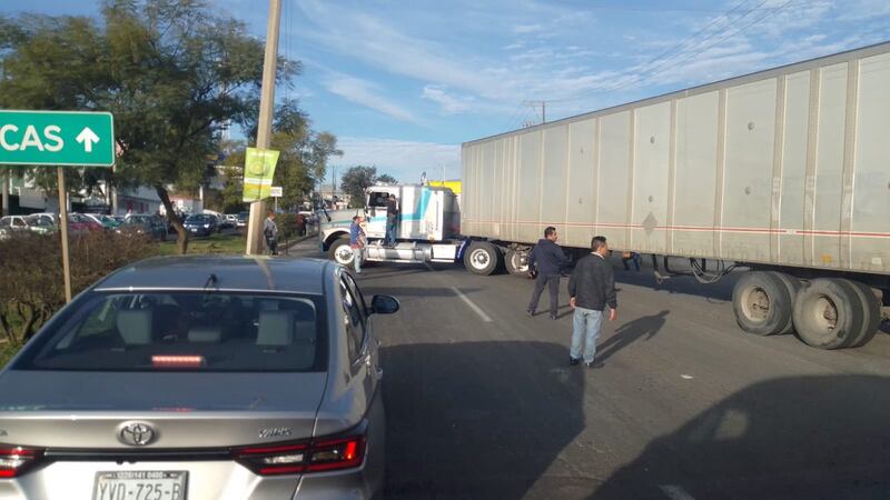 Hartos de la inseguridad y el crimen, cerraron las carreteras del país. (Captura de pantalla vía Código Xalapa)