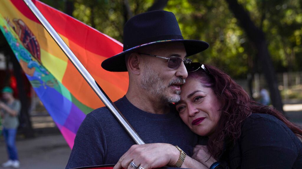Se han registrado manifestaciones para exigir justicia y frenar los ataques en contra de la comunidad trans. (AP Foto/Marco Ugarte)