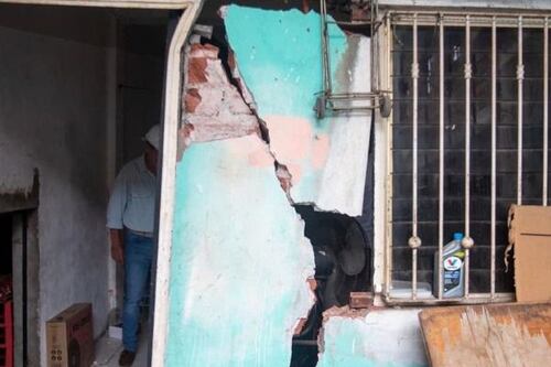 Dos muertos y cerca de 2 mil casas con daños tras el sismo de 7.7 en Colima