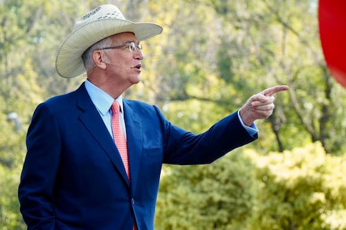 ¿Le faltan 31 mil millones? Salinas Pliego confronta al SAT por presunto adeudo fiscal