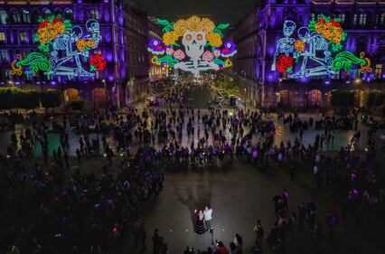 Ofrenda monumental de Día de Muertos embellece el zócalo de la CDMX