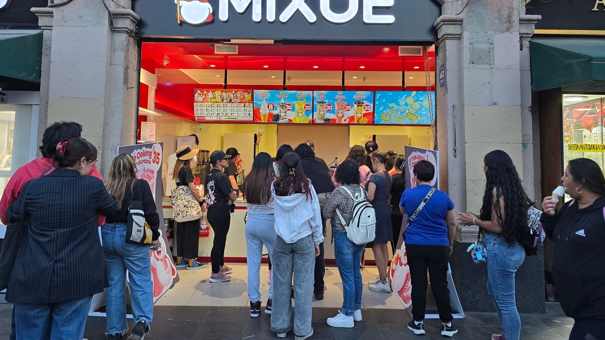 SI paseas por el Zócalo verás filas enormes