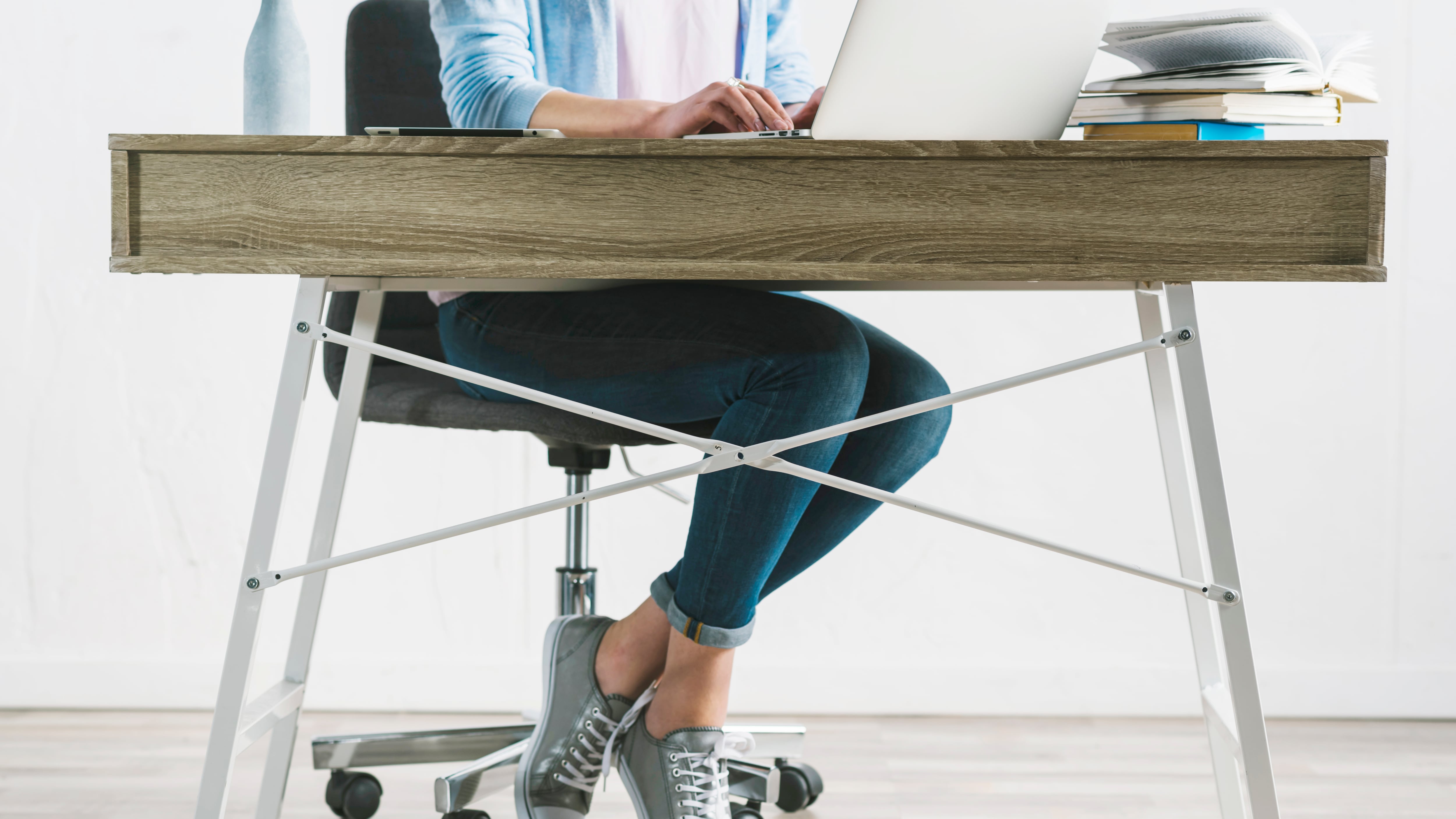 Existen numerosas rutinas de ejercicios que puedes realizar en la oficina sin necesidad de equipamiento adicional o de mucho espacio. Foto: Freepik.