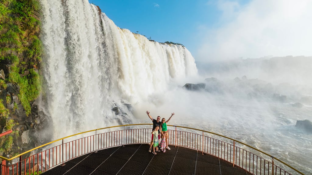 Te contamos cómo llegar a las Cataratas de Iguazú y cuáles son las experiencias imperdibles para aprovechar al máximo una escapada corta llena de naturaleza y emoción