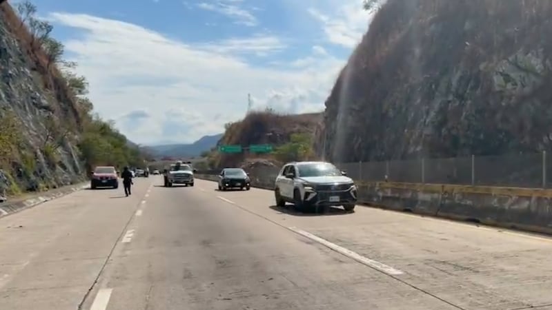 Liberan la Autopista del Sol en Acapulco tras más de siete horas de bloqueo