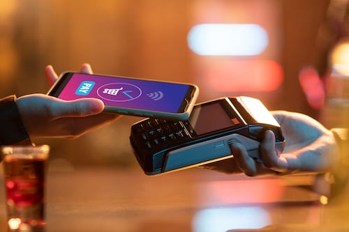 México avanza hacia pagos digitales, aunque el efectivo concentra 40% de transacciones
