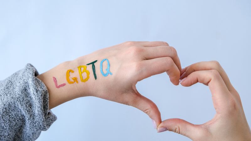 La comunidad LGBTQ+ reafirmó su lucha por la igualdad con atuendos coloridos, charlas sobre VIH y diversidad, y un taller drag