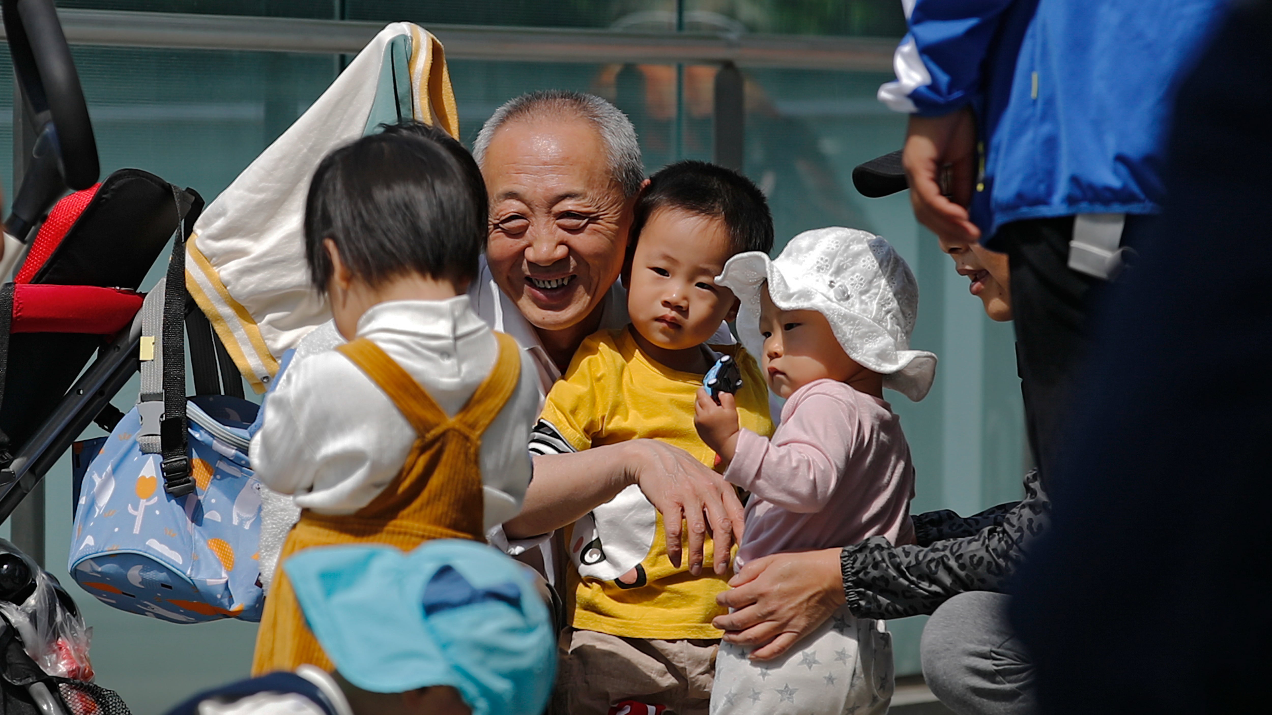 China permite tener tres hijos
