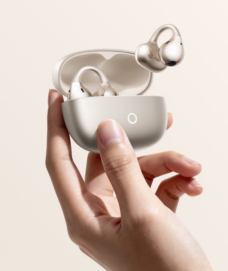 Con diseño ultraligero, resistencia IP55 y conexión multipunto, estos audífonos combinan sonido envolvente, llamadas claras y una función de traducción con IA ideal para viajes y eventos internacionales.