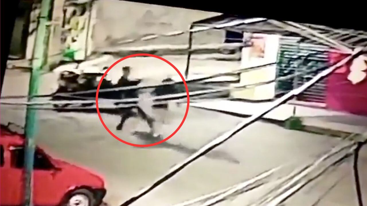 Video: Panadero ataca mujer, la golpea y le roba en calles de la alcaldía Tlalpan