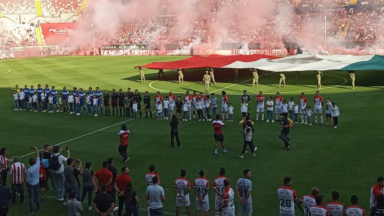 Necaxa celebró sus 100 años de vida con un partido entre sus leyendas contra otras estrellas del futbol.