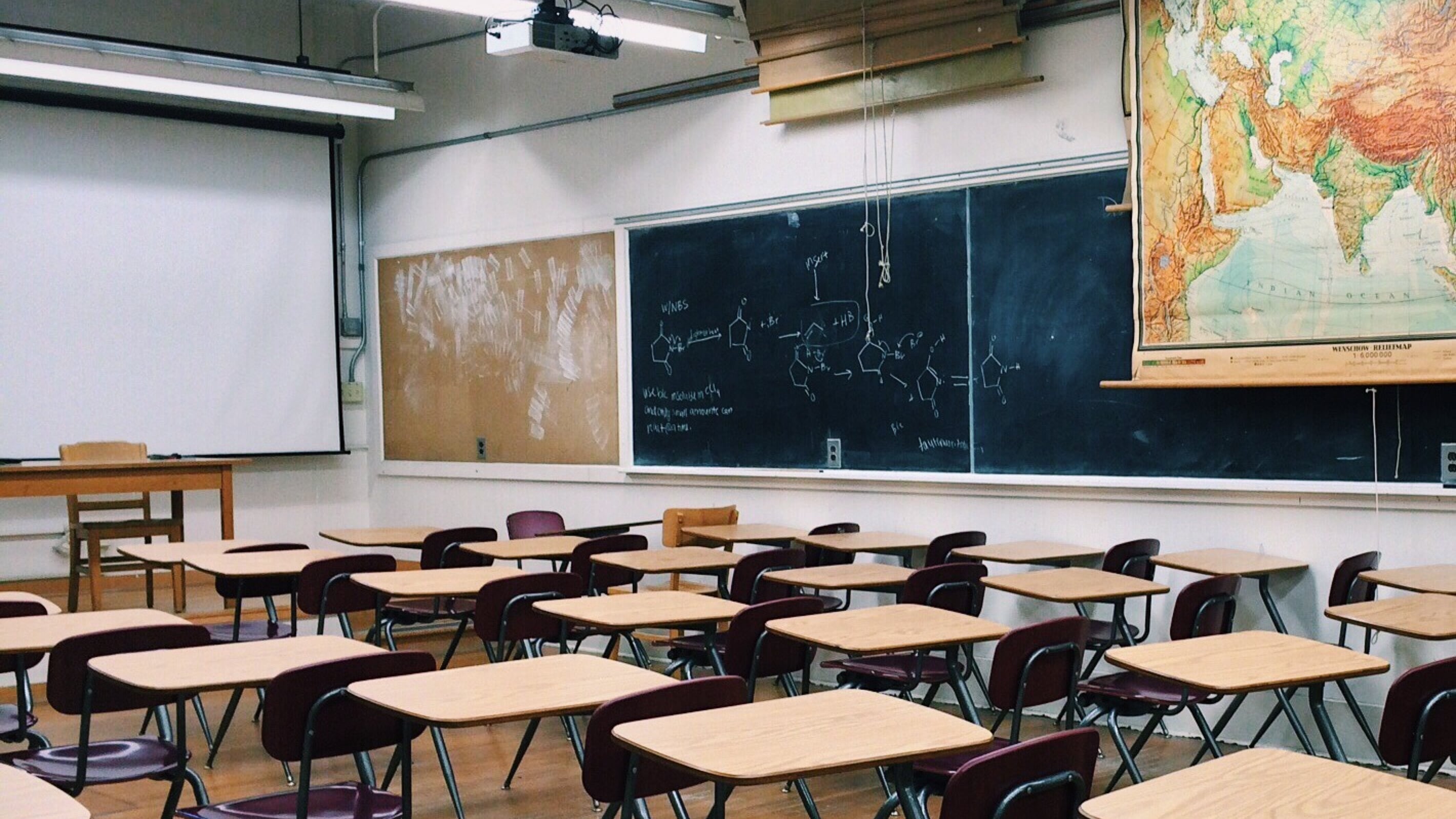 Sala de clases (Imagen referencial) |Fuente: Pixabay @WOKANDAPIX