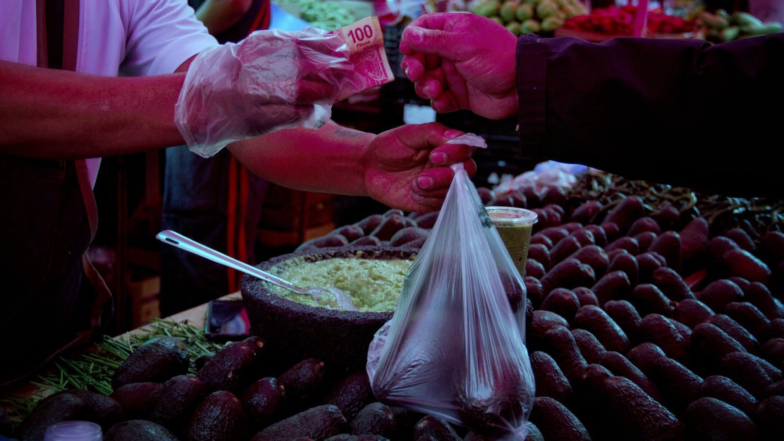 El número de mexicanos en pobreza laboral, donde el salario no alcanza ni para comer, aumentó a 40.1% en los últimos meses de 2022.