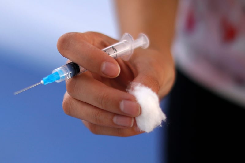 Autoridades refuerzan a la población la importancia de vacunarse contra el Covid-19 | 12 de Abril de 2021/SANTIAGO 
Una funcionaria de la Salud sostiene una jeringa, durante una visita de las autoridades en cual refuerzaran a la población la importancia de vacunarse contra el Covid a las personas menores de 50 años, que en estas últimas semanas es el rango etario que se ha visto más afectado. 
FOTO: CRISTOBAL ESCOBAR/AGENCIAUNO