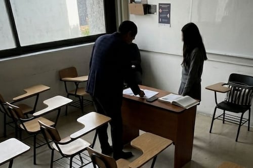 Arrestan a profesor por grabar bajo la falda de alumnas en colegio de la Del Valle
