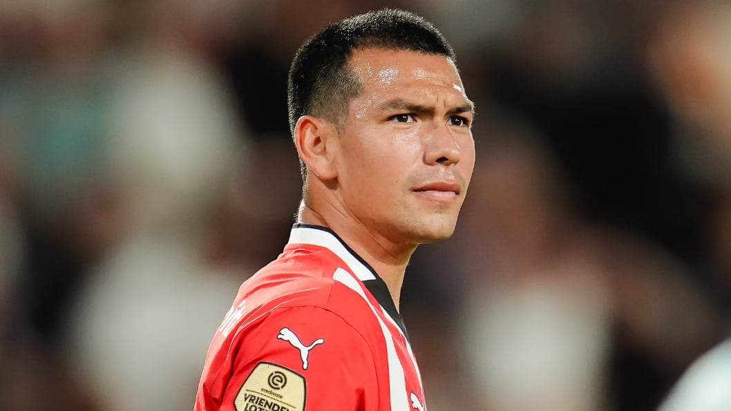 Hirving Lozano causó baja del PSV por una lesión muscular.