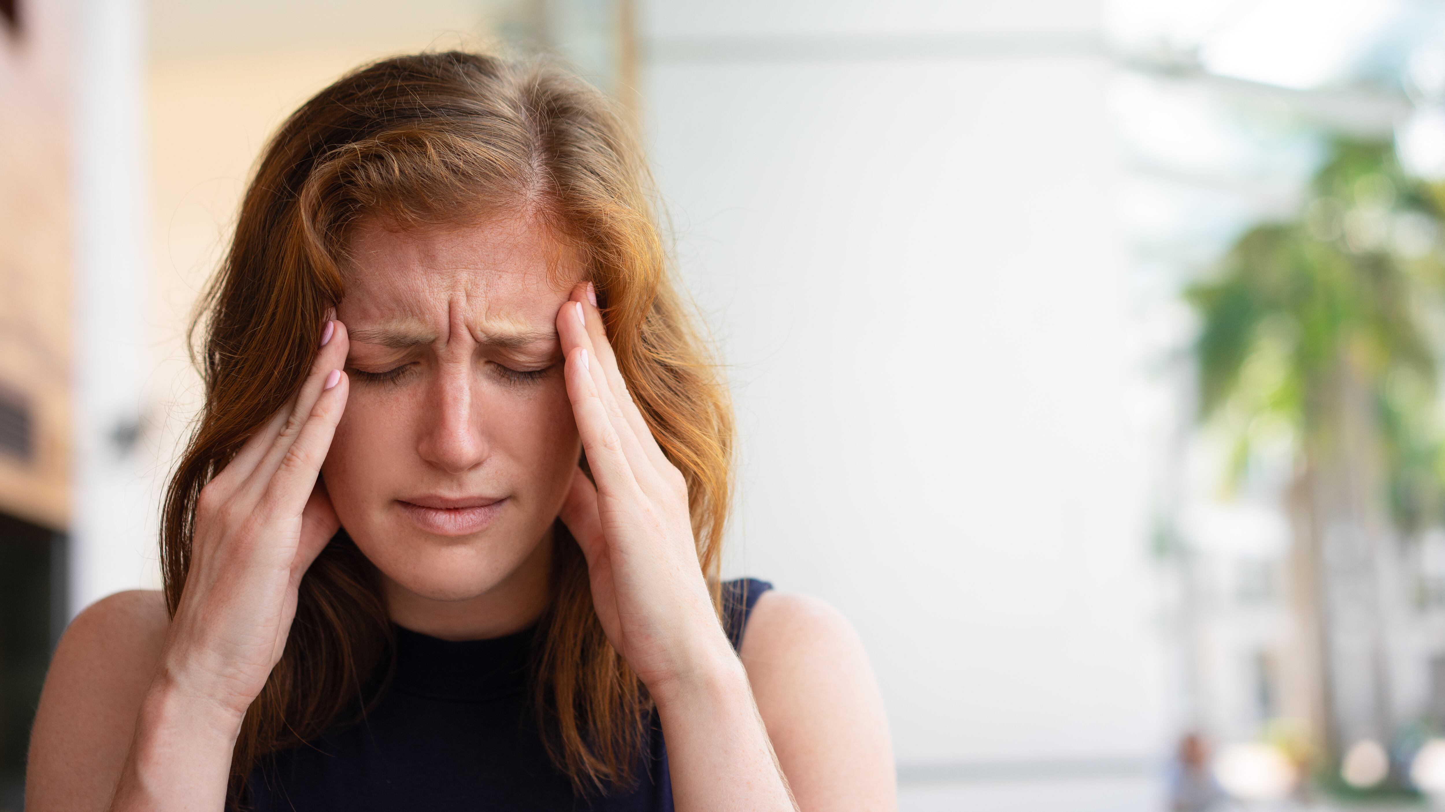 Se le conoce médicamente como cefalea, y puede ir desde un dolor leve hasta un dolor intenso que puede incapacitar a una persona durante horas. Foto: Freepik.