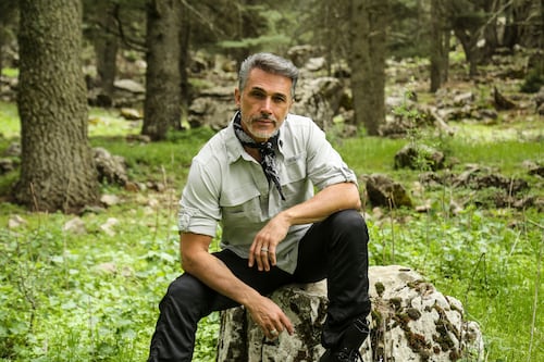 “¿Vilma Picapiedra viejita?”: Sergio Mayer enciende redes con su look