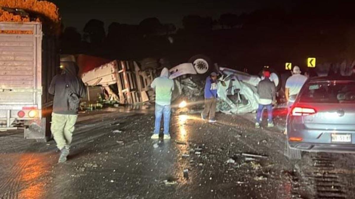 Autopista México-Puebla cerrada por más de ocho horas y con 14 km de fila tras volcadura