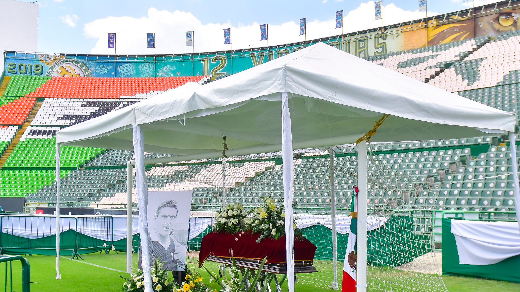 La leyenda fue despedida en el estadio León I @clubleonfc