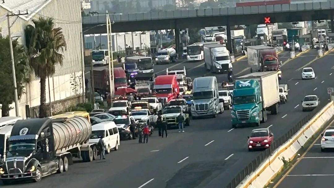 Manifestantes en la caseta de Tepotzotlán, dirección Ciudad de México.