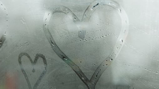 Más allá de los corazones y las flores, San Valentín también impacta en la salud mental