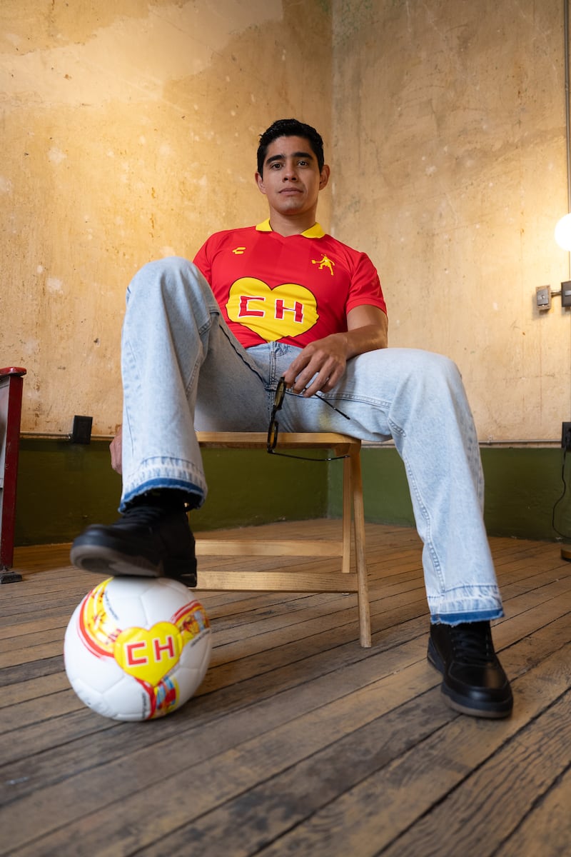 Jerseys, sudaderas, tenis y accesorios inspirados en el icónico personaje de Chespirito buscan conquistar a los aficionados con una mezcla de nostalgia, estilo y espíritu de superación