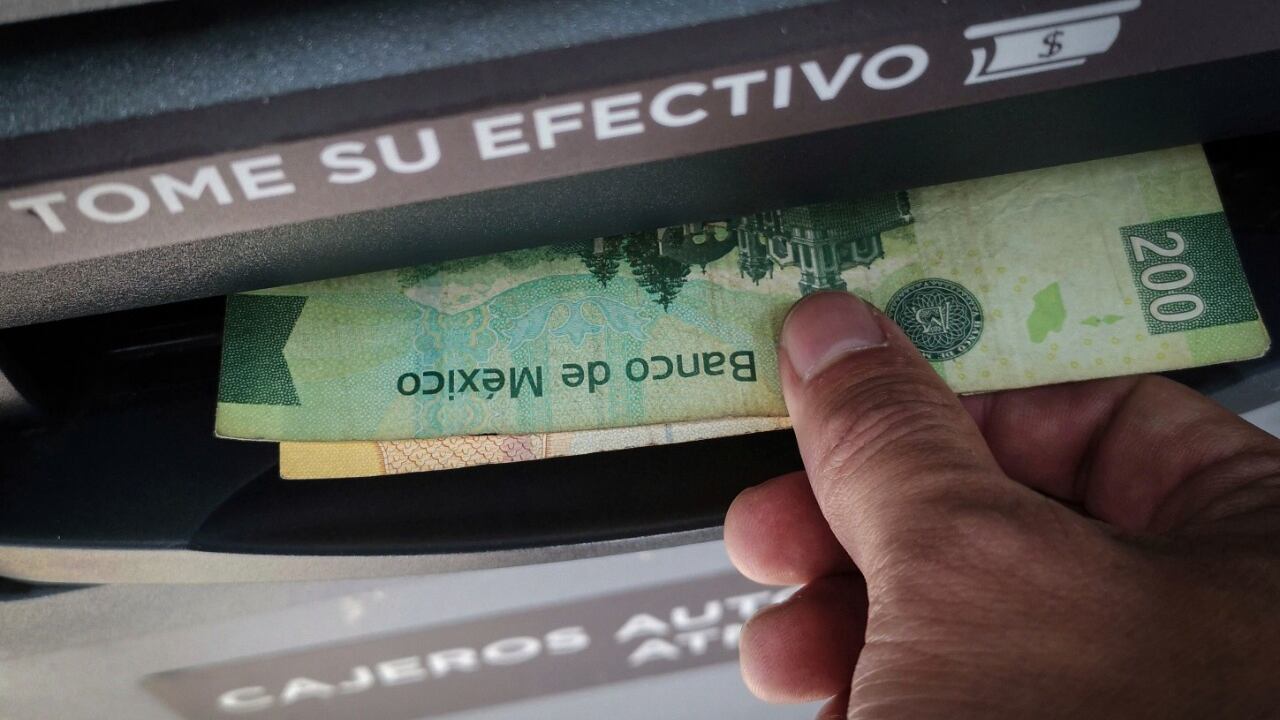 El salario mínimo tendría que subir 373% y llegar a 817 pesos diarios, para cumplir el mandato constitucional de garantizar el bienestar de las familias, señala experto de la Ibero.